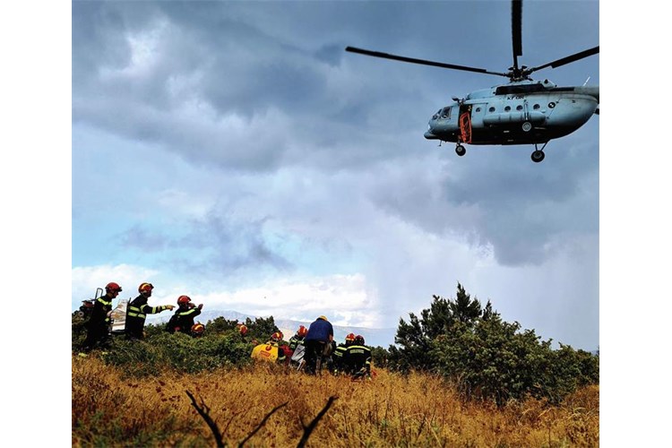 Slika Vježba izvlačenja unesrećenog vatrogasca uz pomoć helikoptera
Blizina Divulja
26. kolovoza 2021.
